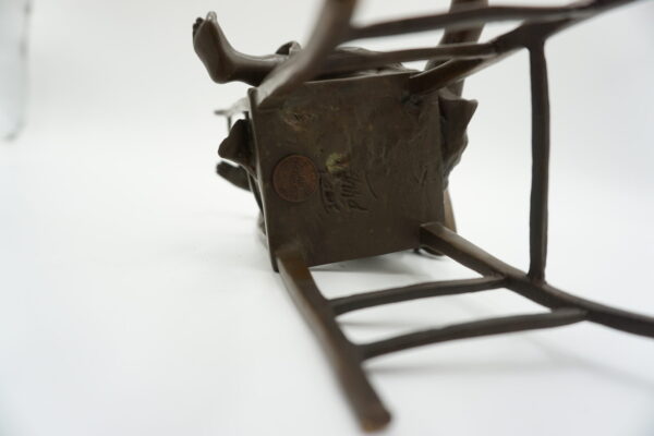 FIGURA Z BRĄZU DZIEWCZYNKA NA KRZEŚLE Z KOTEM