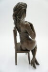 FIGURA Z BRĄZU KOBIETA NA KRZEŚLE BAROWYM