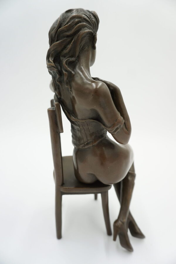 FIGURA Z BRĄZU KOBIETA NA KRZEŚLE BAROWYM