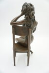 FIGURA Z BRĄZU KOBIETA NA KRZEŚLE BAROWYM