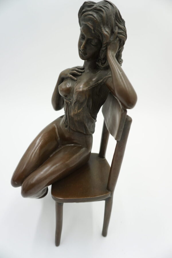 FIGURA Z BRĄZU KOBIETA NA KRZEŚLE BAROWYM