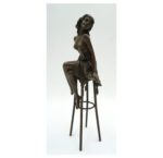 FIGURA Z BRĄZU KOBIETA NA KRZEŚLE BAROWYM