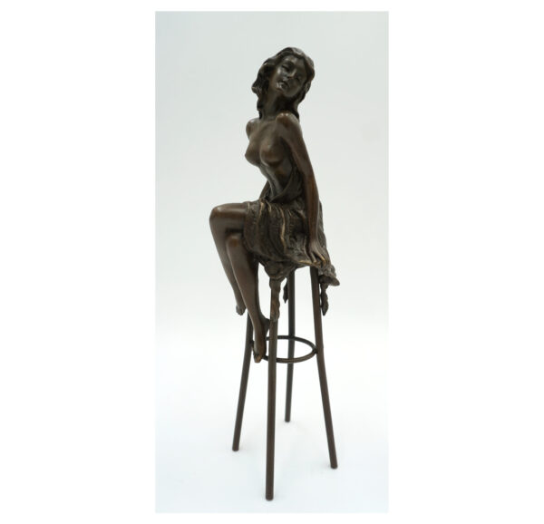 FIGURA Z BRĄZU KOBIETA NA KRZEŚLE BAROWYM