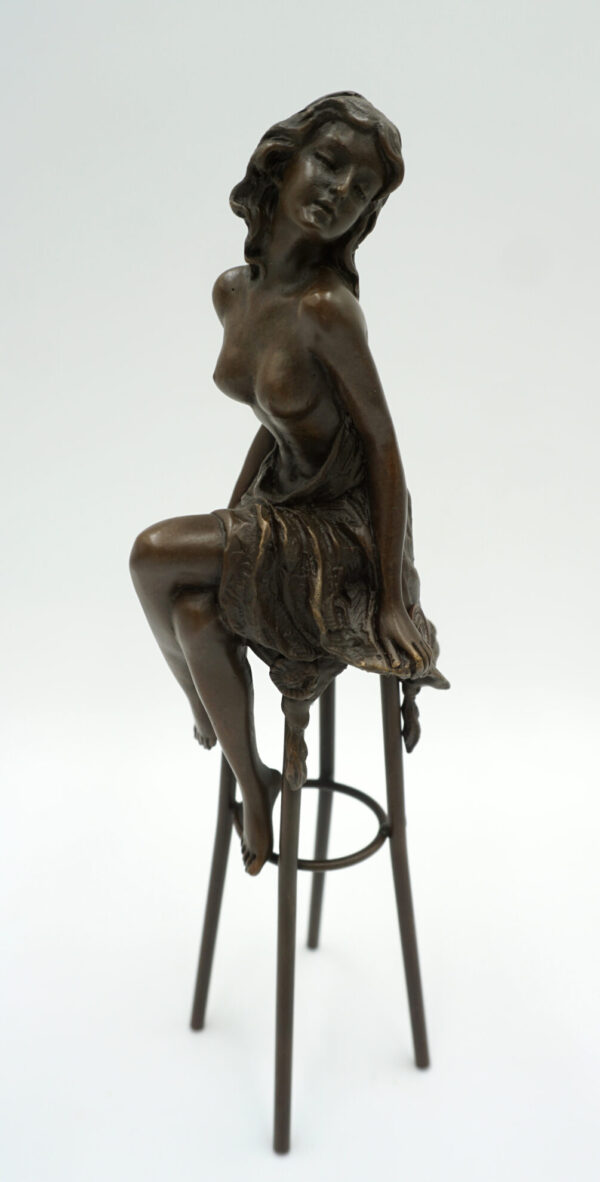 FIGURA Z BRĄZU KOBIETA NA KRZEŚLE BAROWYM
