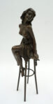 FIGURA Z BRĄZU KOBIETA NA KRZEŚLE BAROWYM