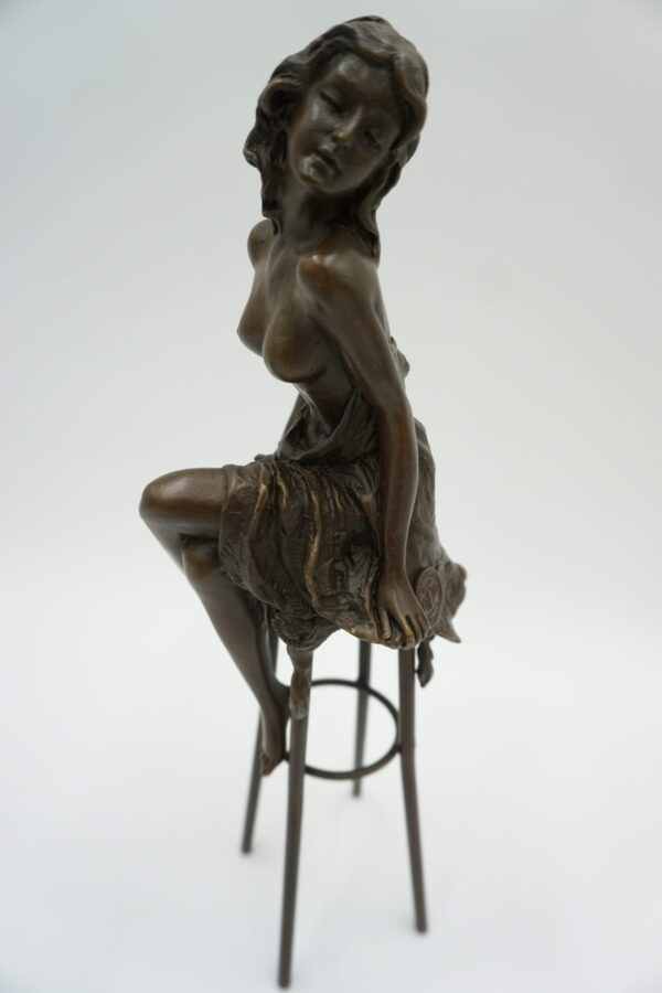 FIGURA Z BRĄZU KOBIETA NA KRZEŚLE BAROWYM