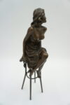 FIGURA Z BRĄZU KOBIETA NA KRZEŚLE BAROWYM