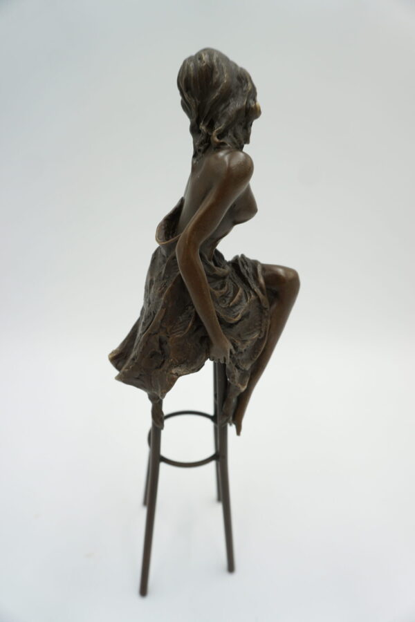 FIGURA Z BRĄZU KOBIETA NA KRZEŚLE BAROWYM