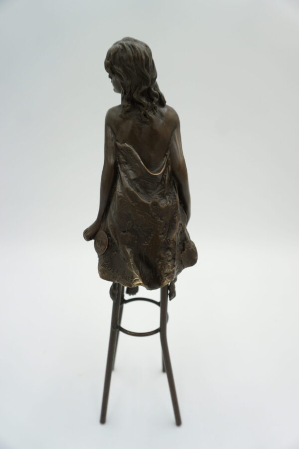 FIGURA Z BRĄZU KOBIETA NA KRZEŚLE BAROWYM