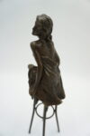 FIGURA Z BRĄZU KOBIETA NA KRZEŚLE BAROWYM
