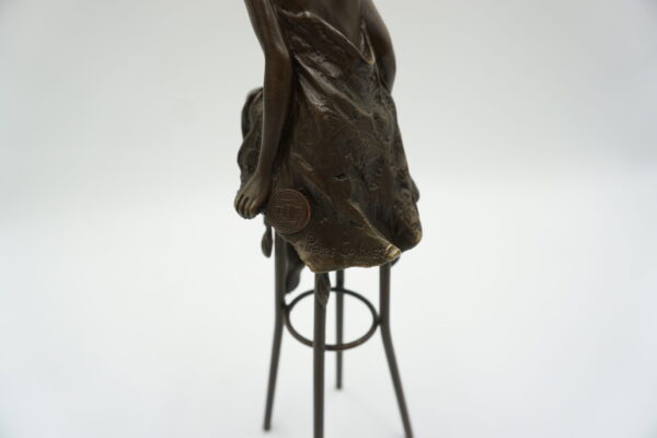 FIGURA Z BRĄZU KOBIETA NA KRZEŚLE BAROWYM