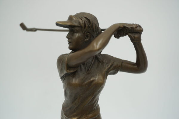 FIGURA Z BRĄZU GOLFISTKA