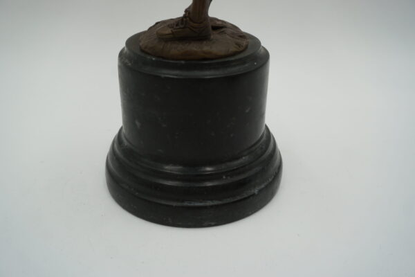 FIGURA Z BRĄZU GOLFISTKA