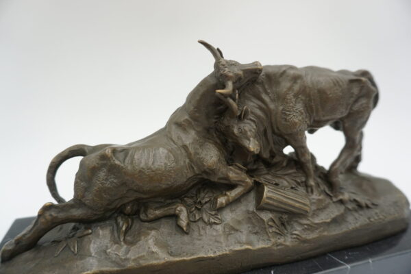 FIGURA Z BRĄZU WALKA DWÓCH BYKÓW