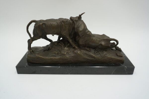 FIGURA Z BRĄZU WALKA DWÓCH BYKÓW