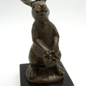 FIGURA Z BRĄZU ZAJĄCZEK Z KOSZYCZKIEM