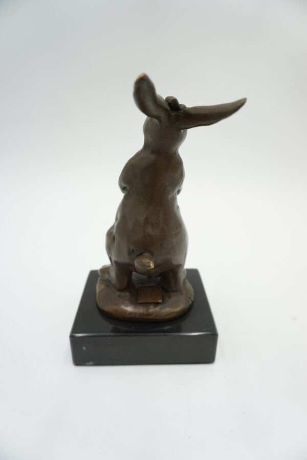 FIGURA Z BRĄZU ZAJĄCZEK Z KOSZYCZKIEM