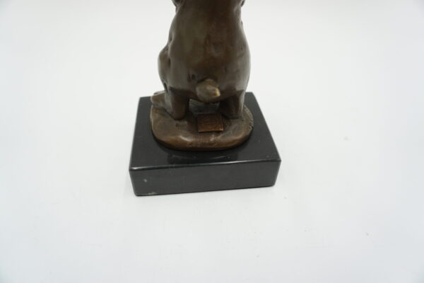 FIGURA Z BRĄZU ZAJĄCZEK Z KOSZYCZKIEM