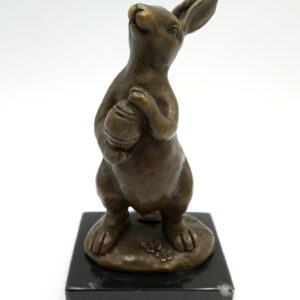 FIGURA Z BRĄZU ZAJĄC ZAJĄCZEK Z ORZECHEM