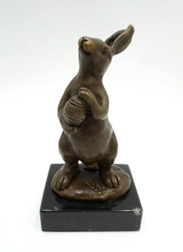 FIGURA Z BRĄZU ZAJĄC ZAJĄCZEK Z ORZECHEM