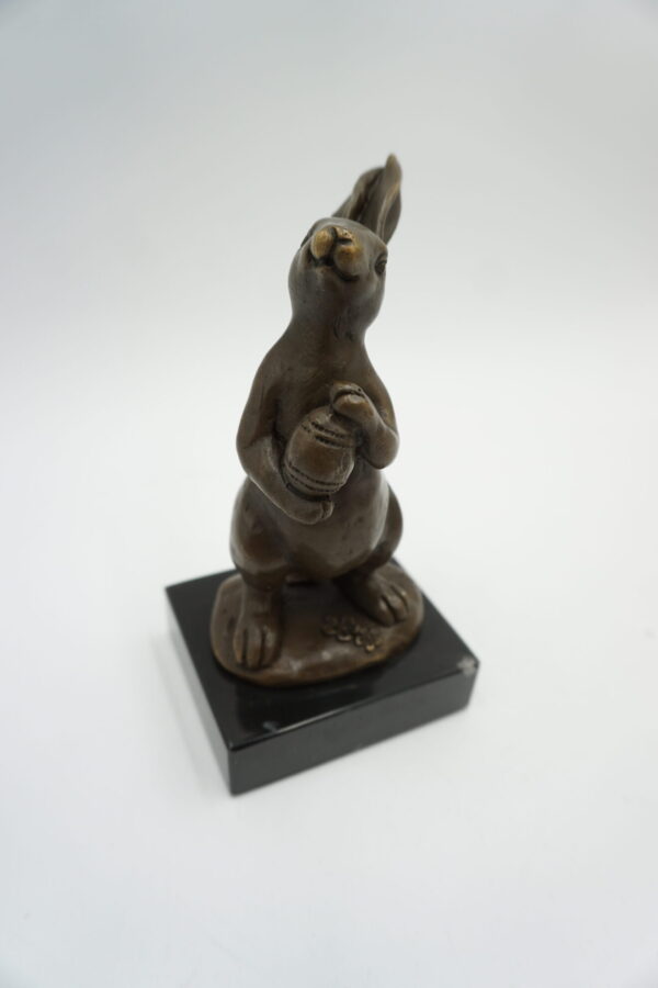 FIGURA Z BRĄZU ZAJĄC ZAJĄCZEK Z ORZECHEM