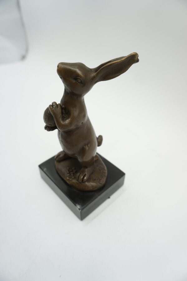 FIGURA Z BRĄZU ZAJĄC ZAJĄCZEK Z ORZECHEM