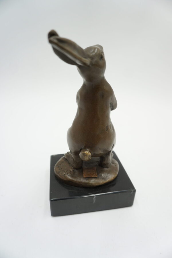 FIGURA Z BRĄZU ZAJĄC ZAJĄCZEK Z ORZECHEM