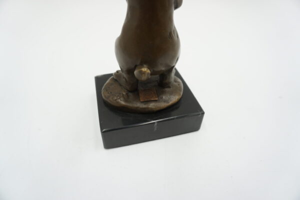 FIGURA Z BRĄZU ZAJĄC ZAJĄCZEK Z ORZECHEM