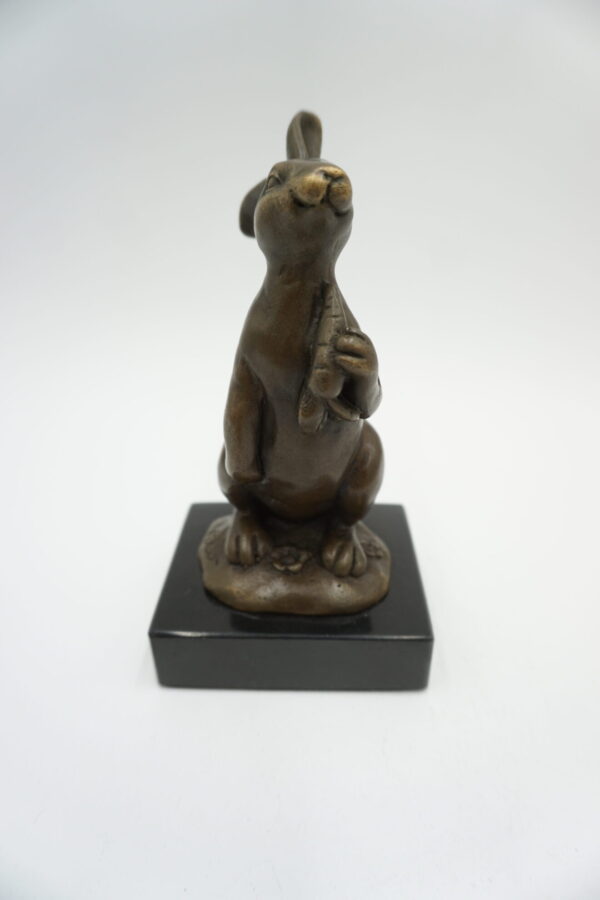 FIGURA Z BRĄZU ZAJĄC ZAJĄCZEK Z MARCHEWKĄ