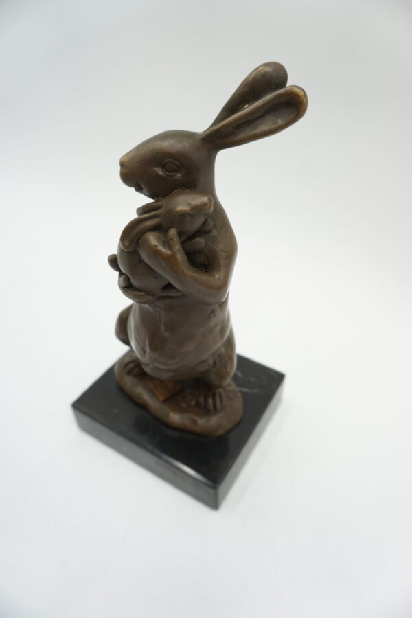 FIGURA Z BRĄZU ZAJĄC ZAJĄCZEK Z DZIECKIEM