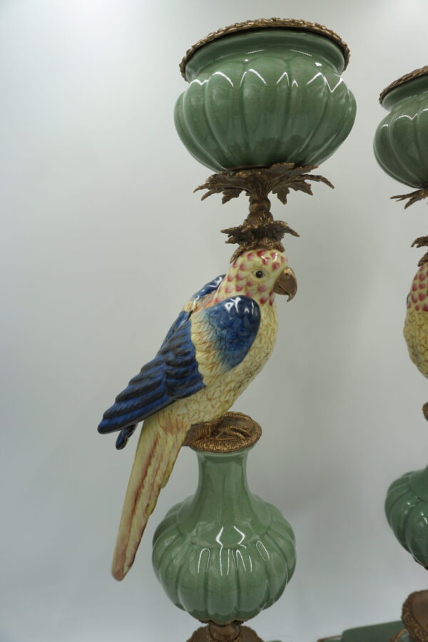 NIESAMOWITA PARA ŚWIECZNIKÓW PAPUGI PORCELANA Z BRĄZEM