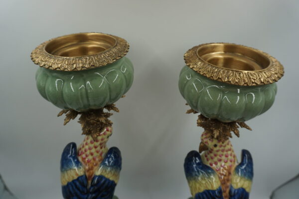 NIESAMOWITA PARA ŚWIECZNIKÓW PAPUGI PORCELANA Z BRĄZEM