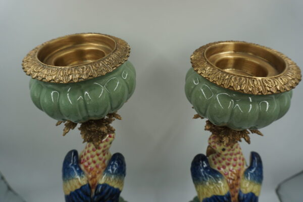 NIESAMOWITA PARA ŚWIECZNIKÓW PAPUGI PORCELANA Z BRĄZEM