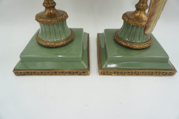 NIESAMOWITA PARA ŚWIECZNIKÓW PAPUGI PORCELANA Z BRĄZEM