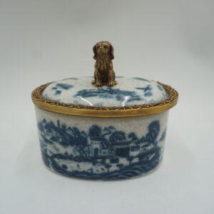 BOMBONIERA SZKATUŁKA PORCELANA Z BRĄZEM - PIESEK NIEBIESKA