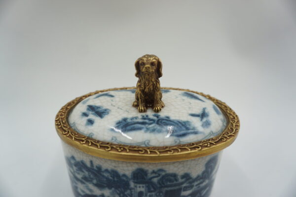 BOMBONIERA SZKATUŁKA PORCELANA Z BRĄZEM - PIESEK NIEBIESKA