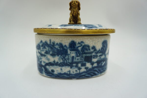 BOMBONIERA SZKATUŁKA PORCELANA Z BRĄZEM - PIESEK NIEBIESKA