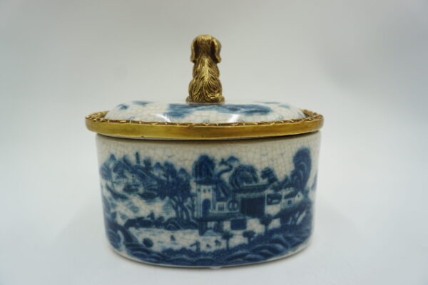 BOMBONIERA SZKATUŁKA PORCELANA Z BRĄZEM - PIESEK NIEBIESKA