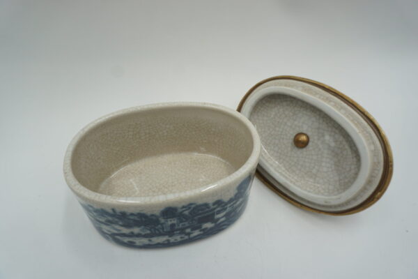 BOMBONIERA SZKATUŁKA PORCELANA Z BRĄZEM - PIESEK NIEBIESKA