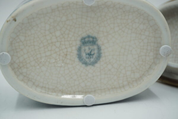 BOMBONIERA SZKATUŁKA PORCELANA Z BRĄZEM - PIESEK NIEBIESKA