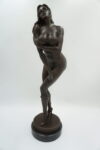 FIGURA Z BRĄZU AKT WYZYWAJĄCA KOBIETA - KUSICIELKA W SKĄPYM STROJU
