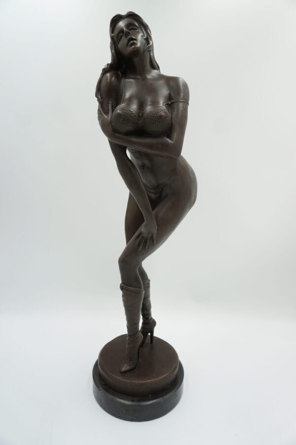 FIGURA Z BRĄZU AKT WYZYWAJĄCA KOBIETA - KUSICIELKA W SKĄPYM STROJU