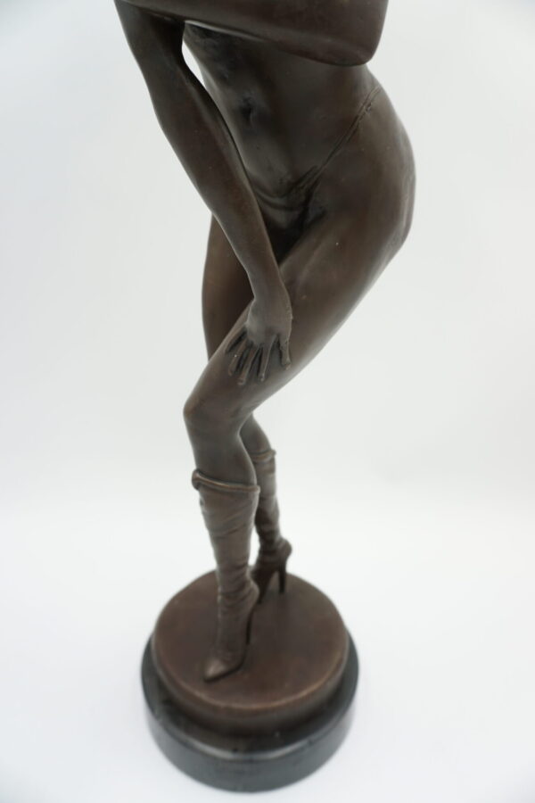 FIGURA Z BRĄZU AKT WYZYWAJĄCA KOBIETA - KUSICIELKA W SKĄPYM STROJU