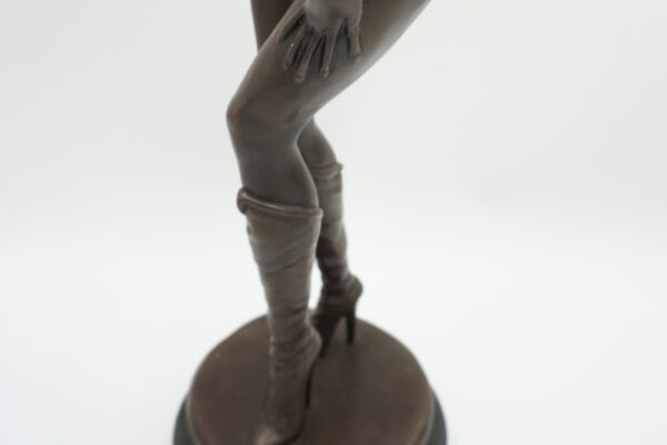 FIGURA Z BRĄZU AKT WYZYWAJĄCA KOBIETA - KUSICIELKA W SKĄPYM STROJU