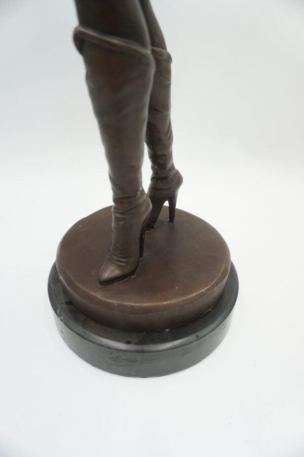 FIGURA Z BRĄZU AKT WYZYWAJĄCA KOBIETA - KUSICIELKA W SKĄPYM STROJU