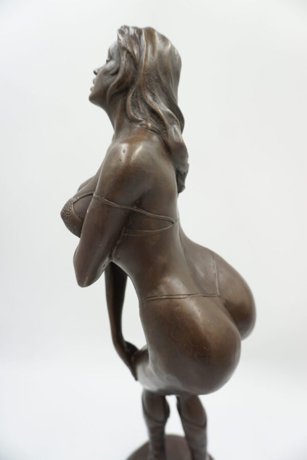 FIGURA Z BRĄZU AKT WYZYWAJĄCA KOBIETA - KUSICIELKA W SKĄPYM STROJU