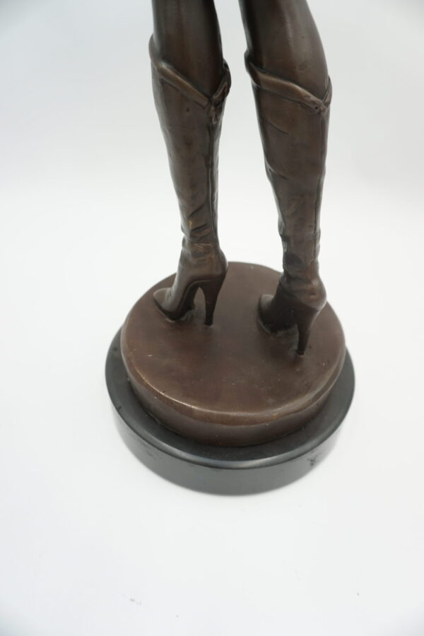 FIGURA Z BRĄZU AKT WYZYWAJĄCA KOBIETA - KUSICIELKA W SKĄPYM STROJU