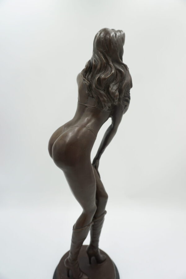 FIGURA Z BRĄZU AKT WYZYWAJĄCA KOBIETA - KUSICIELKA W SKĄPYM STROJU