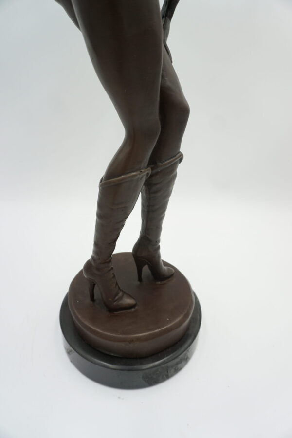 FIGURA Z BRĄZU AKT WYZYWAJĄCA KOBIETA - KUSICIELKA W SKĄPYM STROJU