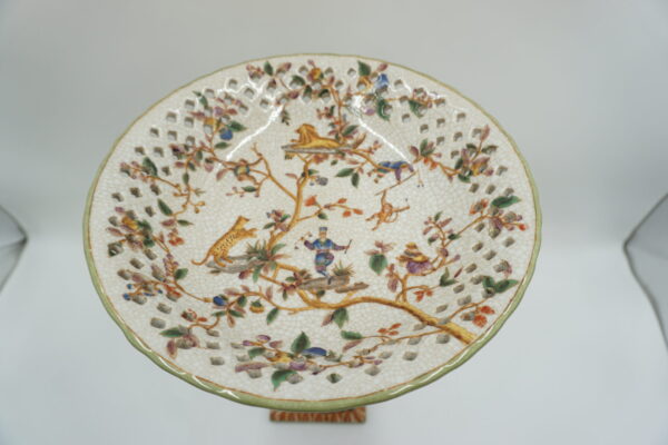 PATERA PORCELANA Z BRĄZEM STOJĄCA KOBIETA TRZYMAJĄCA PATERE